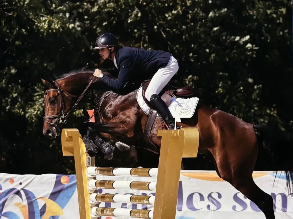 Chablis K van Kattenheye franchissant un obstacle en concours